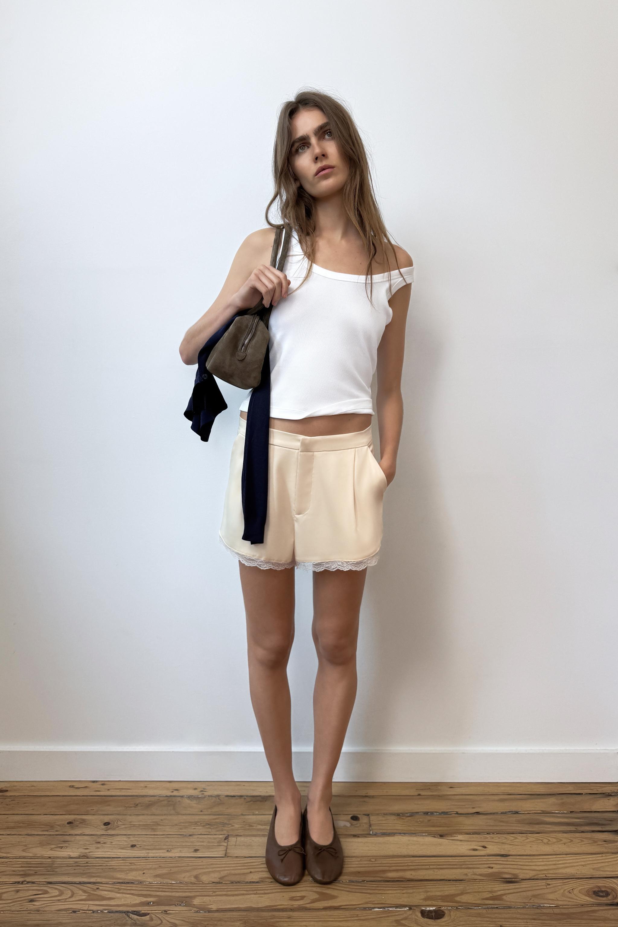 SHORT EN SATIN ET DENTELLE